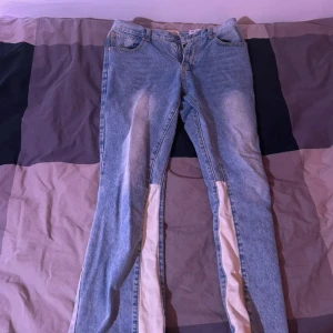 Gallery Dept. ljusblå jeans med beige panel - Unika ljusblå jeans från Gallery Dept. med raka ben och beige panel längs insidan av benen. Klassisk femficksmodell med dragkedja och knapp. Snygg tvättad denimlook och cool kontrastdetalj som sticker ut. Size M