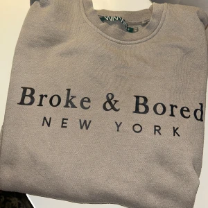 Grå sweatshirt  - Storlek M.