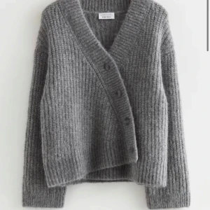 Grå stickad kofta från & Other Stories - Säljer denna populära koftan från & other stories, jätte gosig och perfekt nu till hösten, koftan är i ny skick och väldigt eftertraktad!! Hör gärna av er för frågor och fler bilder💕💕