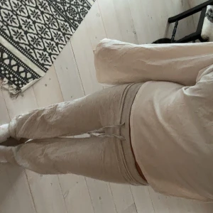 Grå mjukisbyxor från Gina Tricot S - Superbekväma ljusgrå mjukisbyxor från Gina Tricot i storlek S. De är lowwaist och flared. Nästan aldrig använda💕