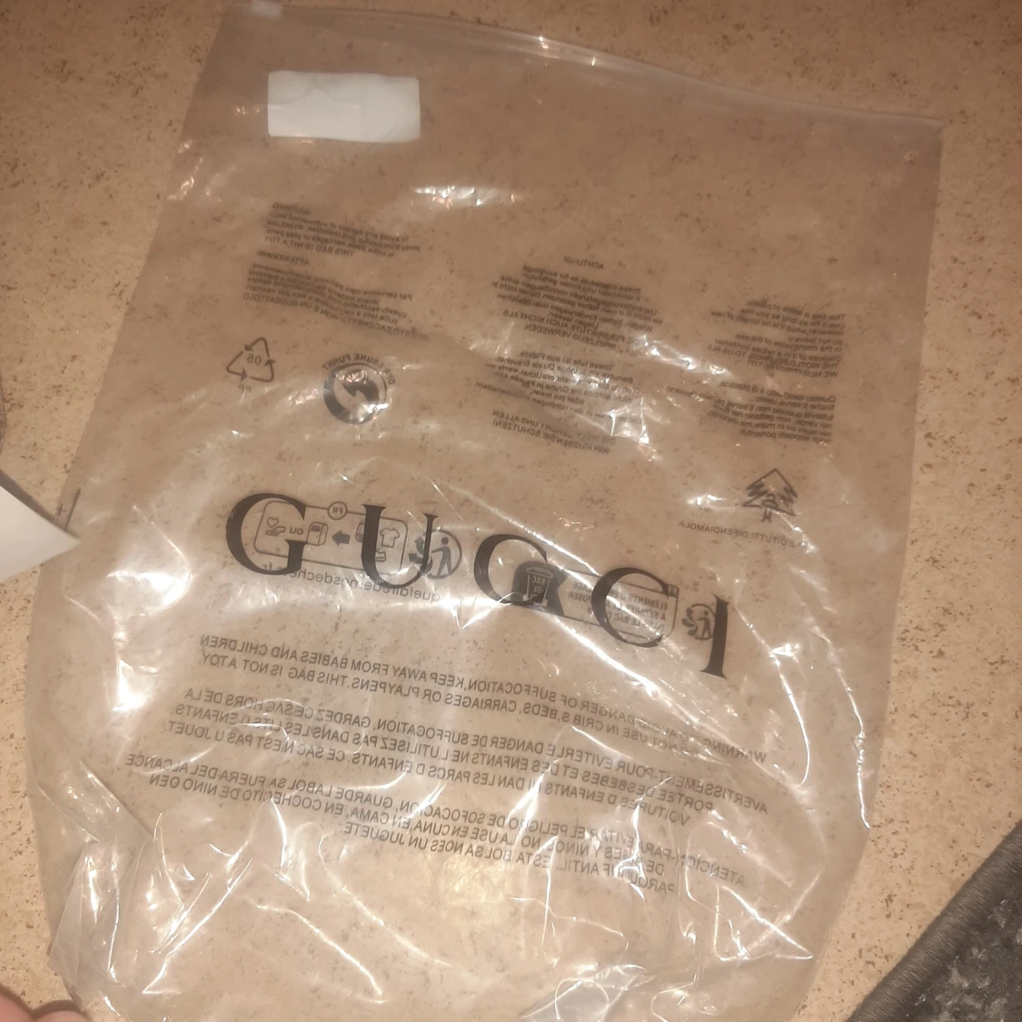 keps med GG-mönster och rödgrön detalj - 2