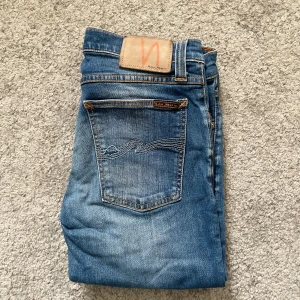 Nudie Jeans - Sjukt snygga jeans från märket Nudie Jeans | Sjukt snygg färg, väldigt eftertraktade | Skick 9/10 - BRA SKICK | Storlek W27 L34 | Jag kan gå ner i pris ‼️Kom gärna med bud och hör av dig vid minsta lilla fråga.