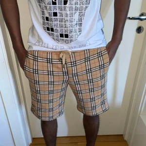 Burberry shorts strl S - Helt nya. Fin replika med grym kvalitet.modellen är 175cm väger 67 kg,Bär S i bilden. Pris: 999kr. Först till kvarn.skickas direkt inom 24 h