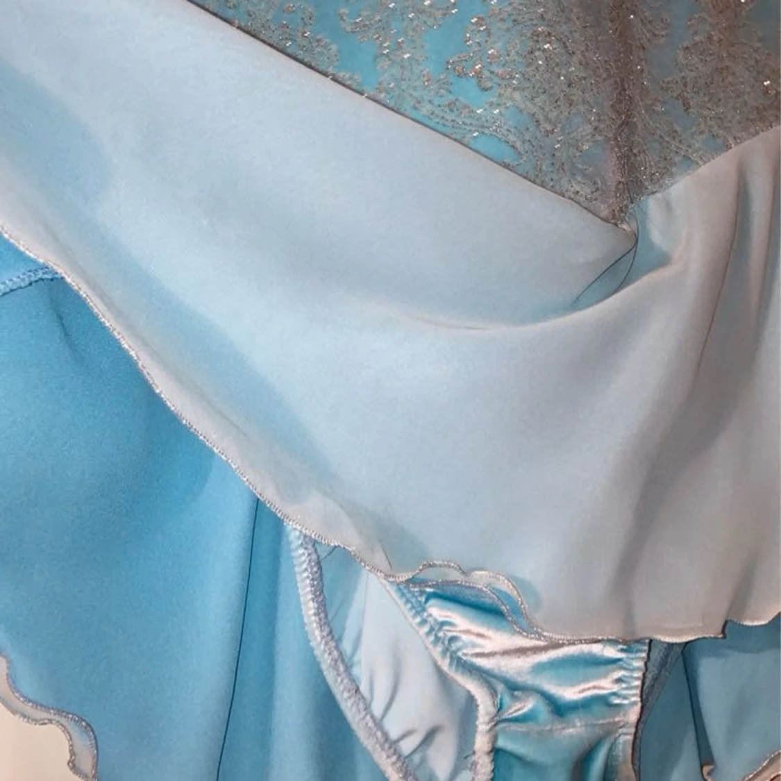 Blå glittrig konståkningsklänning med mesh - 3