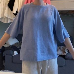 Ljusblå stickad tröja från 157 - Jätte skön stickad tröja från lager. Skönt material och perfekt för hösten.