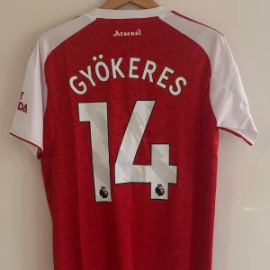 Viktor Gyökeres Arsenal fotbollströja 25/26 - Helt ny Arsenal fotbollströja med Gyökeres på ryggen med tags. Strl M
