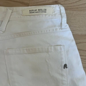Vita jeansshorts från Replay - Snygga vita jeansshorts från Replay med slitna detaljer och upprullade benslut. Man kan rulla upp dem mer om man vill. Aldrig använda! 