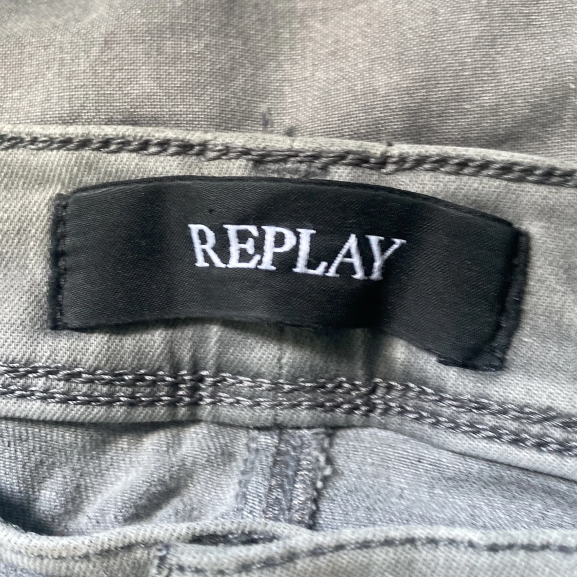 Snygga gråa replay jeans - 3