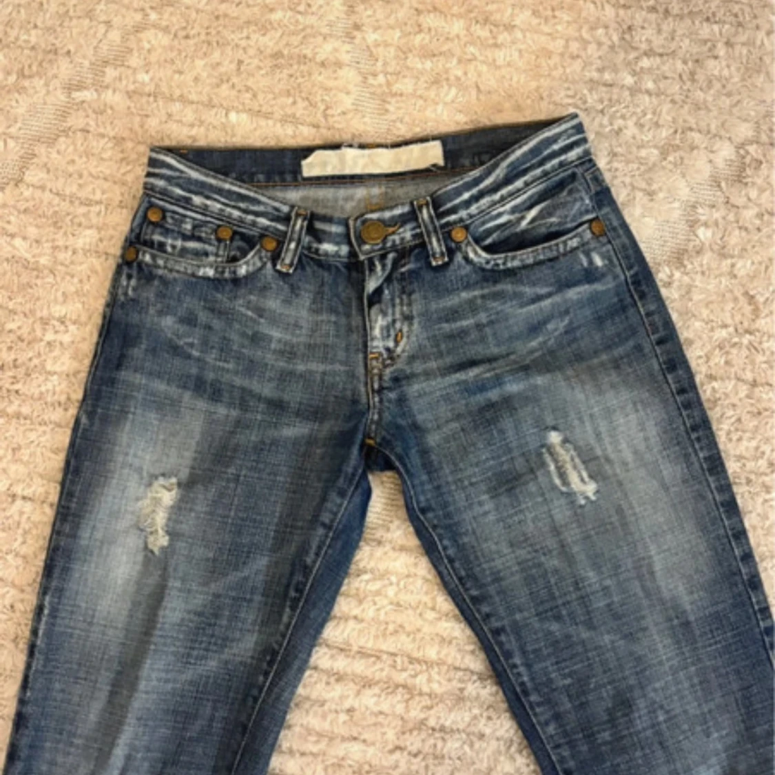 Blå bootcut jeans med slitningar - 2