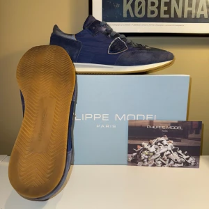 Philippe Model TRPZ blåa - Säljer dessa riktigt feta Philippe Model TRPZ i färgen blå nästan helt nytt skick. Skorna är i storlek 41 passar även 42. Nypris ca 3700, mitt pris 1299. Vid funderingar är det bara att höra av sig. 