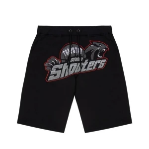 Trapstar London Shooters shorts svart - Svarta shorts från Trapstar med stort tryck framtill där det står 'London Shooters' och en panter. Modellen har snörning i midjan och är tillverkad i mjuk bomull, perfekt för en sportig och avslappnad stil.
