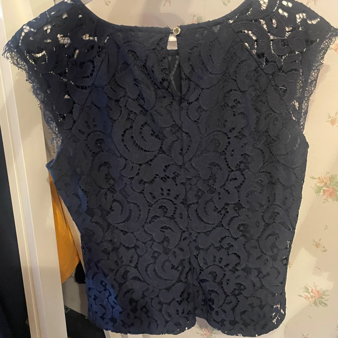 Mörkblå spetsblus Holly & Whyte - 1