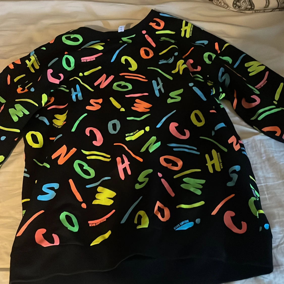 Moschino svart sweatshirt med neonmönster