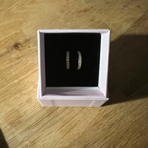 Edblad örhängen  - Säljer dessa örhängen då jag inte använder dom längre! Använda fåtal gånger så i bra skick och perfekt för att ha för sig eller för att göra en snygg stack! OBS!!: Har tyvärr inte kvar orginal plupparna men kommer skicka med plupparna som sitter på just nu!