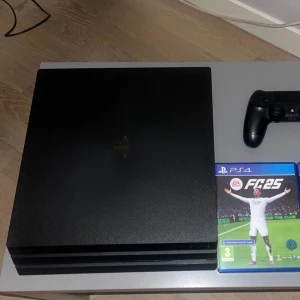 PlayStation 4 Pro - Sony PlayStation 4 Pro i fint skick, komplett med en original handkontroll. Konsolen är välvårdad och i väldigt bra skick. Spelen som ingår är: - FC 25 - FC 24 - FIFA 23 - FIFA 21 - FIFA 20 - Jedi Fallen Order - Spider-Man - Spider-Man miles morales - Lego batman 3