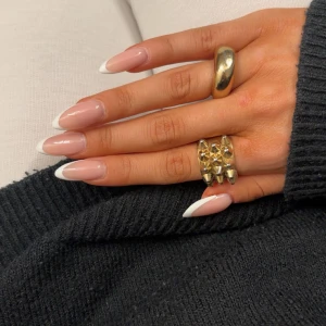 Guldig ring med nitar från Edblad - säljer min fina nitring från Edblad då den inte kommer till användning längre! Storlek s (16,80mm) Lite färgtappningar men annars i jättefint skick!🤍 pris går alltid att diskutera!!🤍