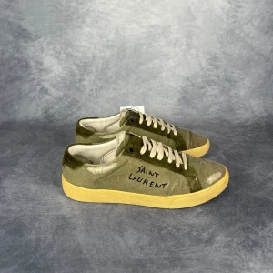 Saint Laurent Court Classic Sneaker - Skick: 7,5/10, använda, inga defekter. | Ingår: Bara skorna. | Nypris: +- 7000 SEK. | Givetvis äkta. | Mer hittar du på www.thegrandcloset.com.