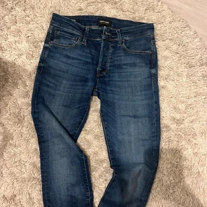 Jeans från jack n jones - Helt nya jeans från jack n jones. Blåa jeans med skit snygg tvätt, säljer de då dem inte passade mig, storlek 29 32 