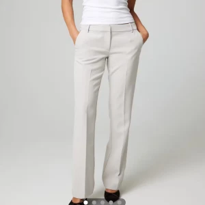 Lågmidjade Beigea kostymbyxar från BikBok - Snygga beige kostymbyxor från BikBok i storlek 34. Byxorna har en lågmidja, raka ben med lätt bootcut och pressveck framtill. Perfekt för en clean och stilren look. Materialet är mjukt och följsamt, passar dig som gillar klassiska vibes. De är några få gråa prickar på rumpan som syns på bild 5, Dock är de inget man tänker på🥰(nypris 499!)