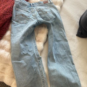 Subdued jeans  - Lågmidjade raka jeans från subdued med så coola detaljer🩷så snygga!! Passar mig som är 168 cm🫶🏻 strl 32! Endast använda en gång så precis som nya☺️ köpta i butik för ca 800kr🫶🏻💓