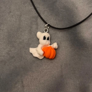 Choker Spöke Halloween Halsband  - Supersött spöke  med pumpa. Trädd på kortare svart tråd. Halsbandet är justerbart 35-40 cm. Perfekt inför Halloween! 