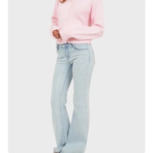 Ljusblå bootcut jeans (lågmidjade)  - Säljer ett par ljusblå jeans med bootcut-modell och klassisk femficksdesign. Jeansen har normal passform och är tillverkade i mjukt denimtyg som ger en avslappnad vibe. Storlek Xxs/Xs sitter som en xs. Köpta på ”meet me there” hemsida och använda 1 gång. (Lånade bilder) dom år verkligen supersnygga men var alldeles för lång för mig. ”FilliXMeetmethere” kollektionen. 💕💕