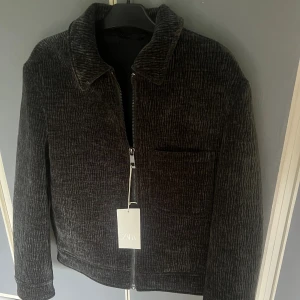 Zara overshirt med textur  - Köpte den i USA för två månader sedan men aldrig använd. Den är Croppad och kan stylas väldigt snyggt med raka jeans, skriv om funderingar. 