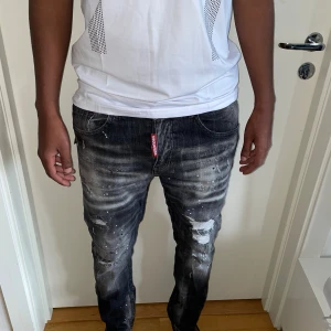 Dsquared jeans strl 50 - Helt nya. Fin replika med grym kvalitet. Modellen är 175cm väger 67kg, Bär storlek 50 på bilden. Normal i passformen. Pris: 1199kr