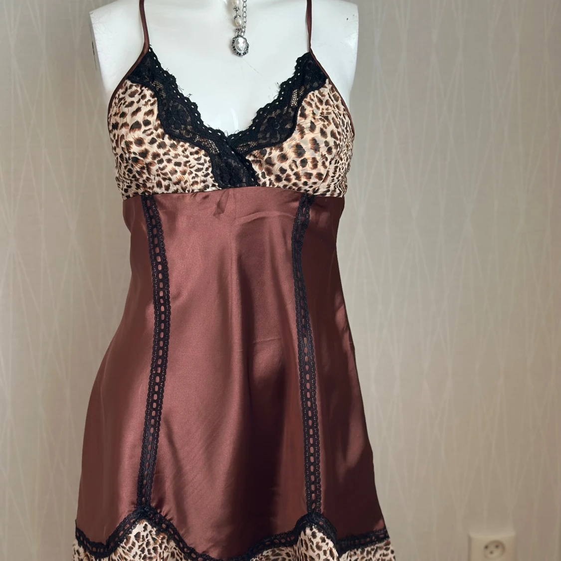 Brun satinklänning med leoparddetaljer - 1