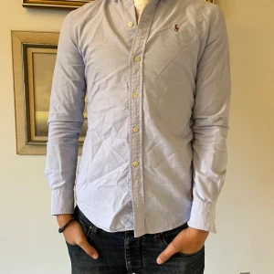 Blå skjorta från Ralph Lauren - En snygg skjorta från Ralph lauren. Helt oanvänd och utan fel! Storleken är S. Skriv om du har frågor!