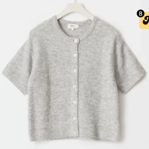 Grå stickad T-shirt!! - Säljer denna jättefina grå stickade T-shirt från Gina tricot!! Jättefint skick, endast använd några gånger. Poppis!