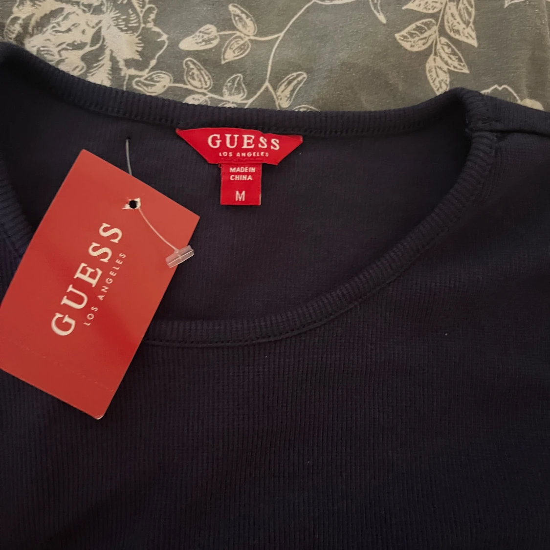 Svart ribbad topp från Guess - 1