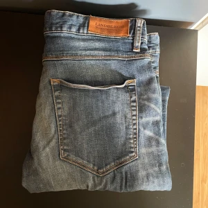 Lindbergh Jeans - Säljer dessa sköna jeansen ifrån Lindbergh i storlek 33/32. Bra skick utan defekter! Priset är diskutabelt. Hör gärna av dig vid frågor!