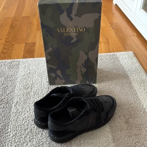 Valentino Rockrunner svarta sneakers - Säljer ett par feta Svarta Valentino Rockrunners som är perfekt nu till hösten och vintern.  Lådan medföljes vid köp 🤩