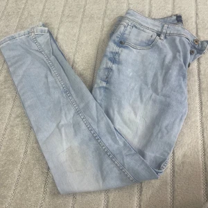 Ljusblå slim fit jeans från Solid - Snygga ljusblå jeans från Solid, modellen Joy Slim Fit. Klassisk femficksdesign med smal passform och raka ben. Tillverkade i 98% bomull och 2% elastan för extra stretch och komfort. Perfekt för dig som gillar en clean och modern look.