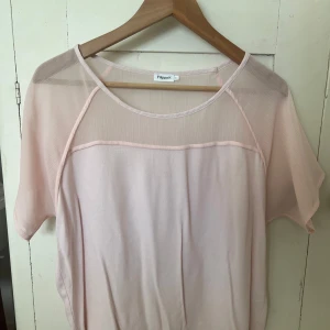 Ljusrosa blus från Filippa K - Säljer en ljusrosa blus från Filippa i super bra skick! Storlek M men passar även S