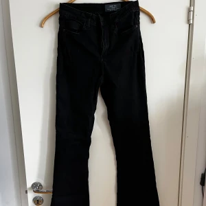 svarta flared jeans - Highwaisted flared jeans i storlek W26 L32✨ Innerbenslängd 76cm. Materialet är mjukt och bekvämt. Säljer då de blivit för korta och därför inte kommit till använding🌸 Priset kan diskuteras