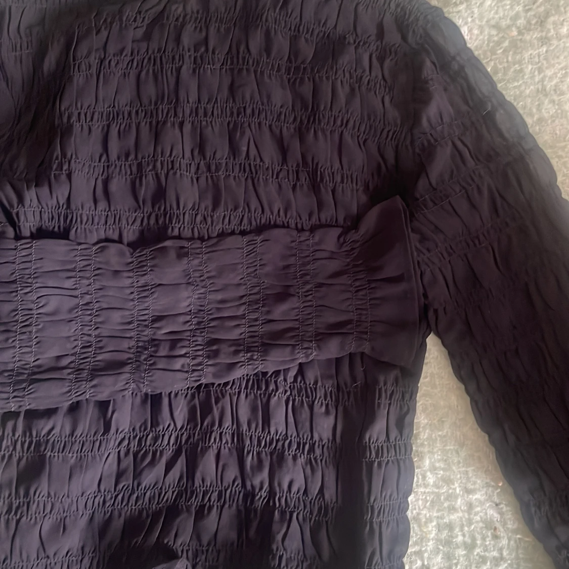 Svart smockad blus från H&M Divided - 1