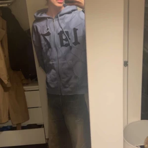 Blå Ed Hardy x Urban Outfitters hoodie - Säljer en blå hoodie från Ed Hardy x Urban Outfitters med dragkedja och huva. Storlek XL pra passform. Tvättad några gånger men inga visuella skador. Frågor? Fråga på!