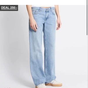 Ljusblå jeans från lager 157 - Säljer ett par ljusblå jeans från lager 157 i modellen low rider storlek xs🥰
