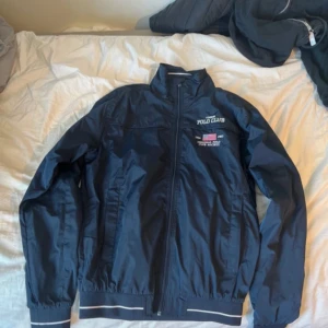 Polo club vind jacka  - Pris går alltid att diskuteras, snabbast/bäst bud får varan. Djur fanns i hemmet! Finns på fler hemsidor!