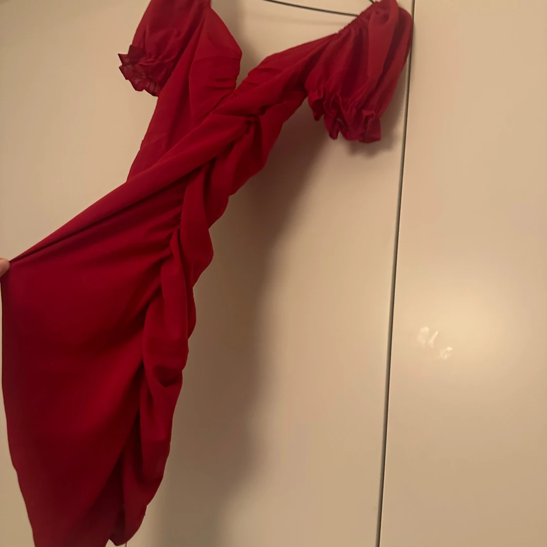 Röd långklänning med puffärmar - 2