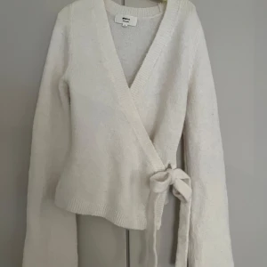 beige omlott kofta från gina tricot - säljer min beiga omlott kofta från gina tricot, köpte den på gina tricot för 399kr och säljer den för 120kr!❣️