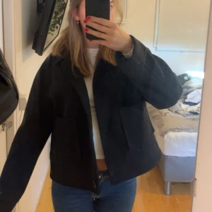 Mörkgrå kappa - Mörkgrå kappa köpt från Lager 157 i stl S, användes en del förra hösten men fortfarande i bra skick!