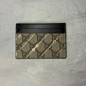 Gucc! Cardholder beige - Riktigt snygg beige och guldig Gucc! cardholder. Helt ny! Nypris 2,5k. Självklart äkta! DM vid intresse!