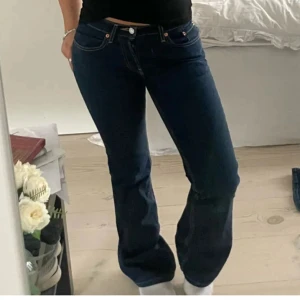 Levi's 517 mörkblå bootcut jeans - Mörkblå Levi's 517 jeans med klassisk bootcut passform. Jeansen har tydliga kontrastsömmar, normal midja. Är 162 cm lång🥰PRIS KAN DISKUTERAS!.