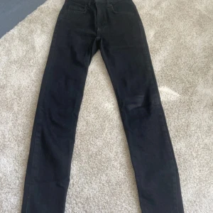 Svarta skinny jeans  - Svarta jeans från Gina tricot perfect jeans i storlek 36. Modellen är skinny med hög midja och klassisk femficksdesign. Jeansen är tillverkade i stretchigt bomullsmaterial för en tight och bekväm passform.