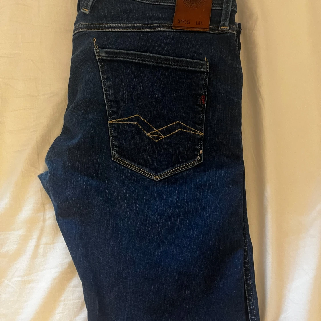 Mörkblå Replay jeans, modell Waitom