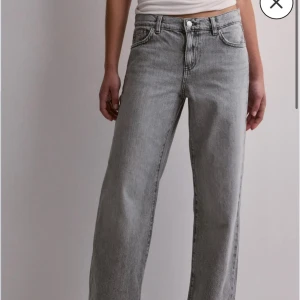 Grå wide jeans - Snygga grå wide jeans från Gina Tricot som passar perfekt nu till hösten!!! Är endast använda en gång sedan inköp. Ordinarie pris är 499kr. 