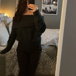 Mörkgrå offshoulder stickad tröja H&M - Mysig mörkgrå stickad tröja från H&M med bred offshoulder-krage.💕